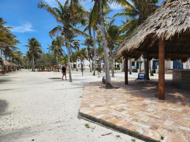 Beach Front Condo Steps From Beach Six Huts Exterior foto